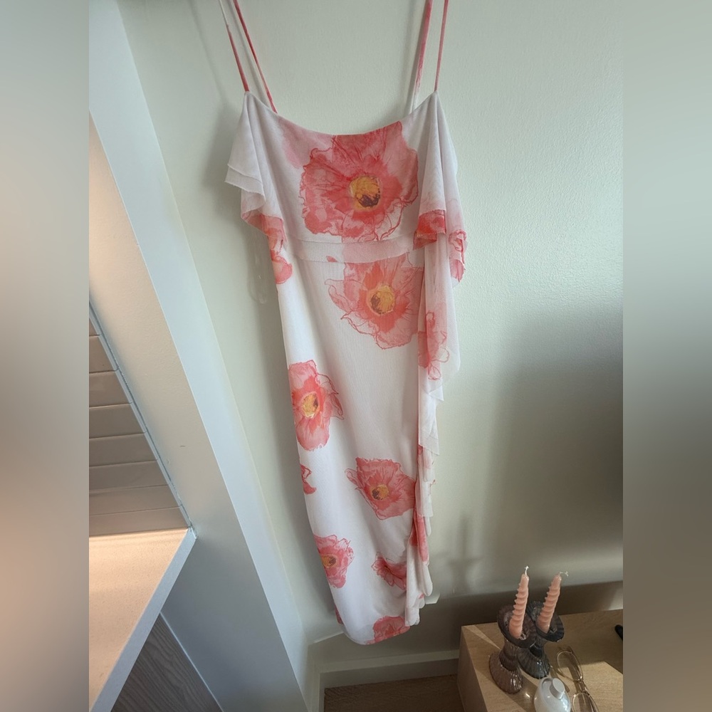 Beautiful floral maxi dress with ruffle design NEVER WORN